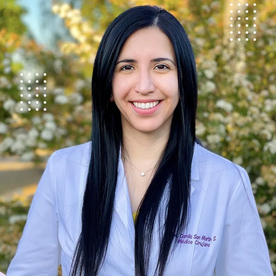 Dra. Camila San Martín con su delantal médico